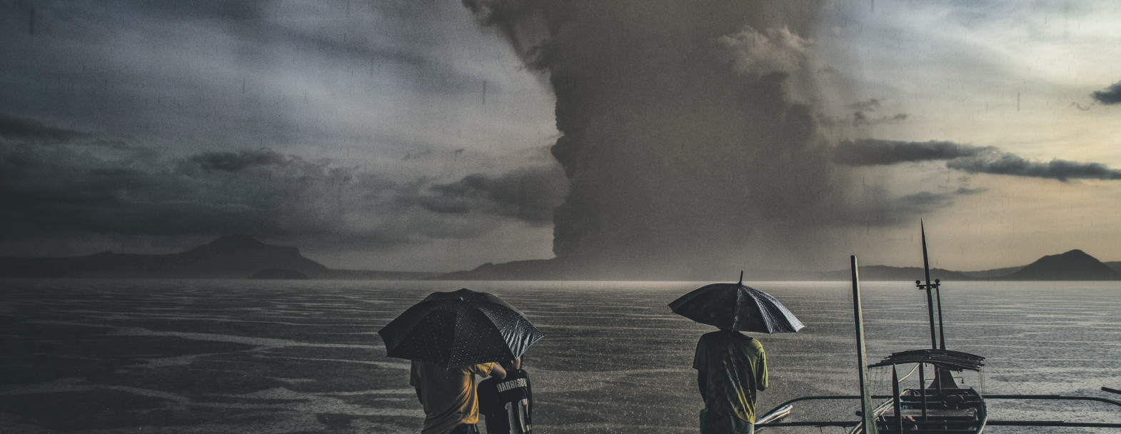 Des habitants observent l’éruption du volcan Taal depuis Talisay, province de Batangas, Philippines, 12 janvier 2020. / ©Ezra Acayan. Avec l’aimable autorisation de l’artiste et de Getty Images. Exposition Human.Kind. au Musée international de la Croix-Rouge et du Croissant-Rouge, Genève.