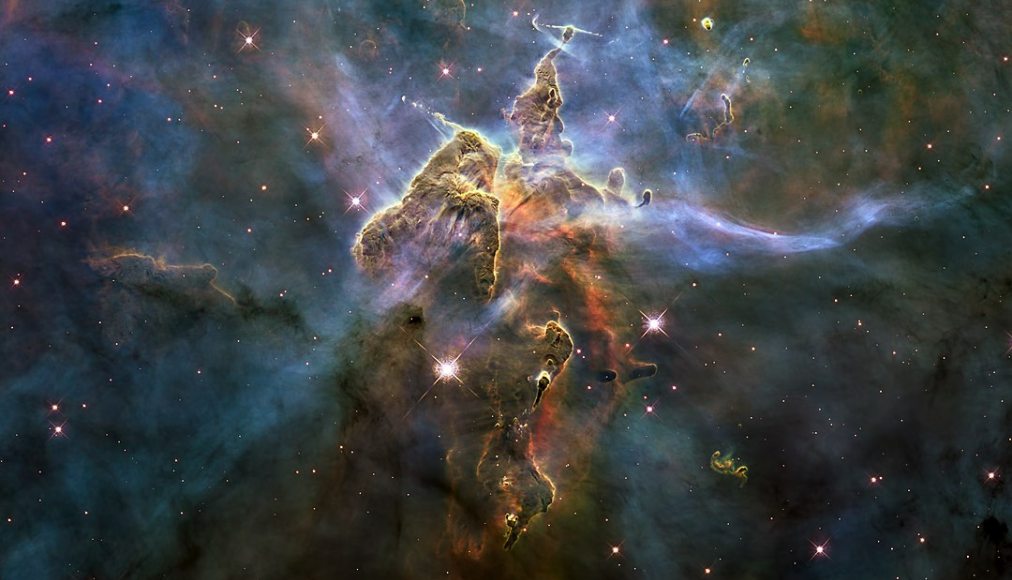 Carina Nebula, la montagne mystique capturée par le télescope spatial Hubble. / ©NASA, ESA, and M. Livio and the Hubble 20th Anniversary Team (STScI), Public domain, via Wikimedia Commons