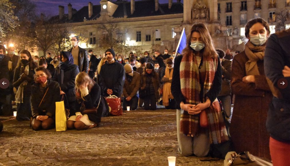 Une manifestation s&#039;est tenue devant l&#039;église Saint-Sulpice, à Paris, pour la réouverture des messes. / Facebook