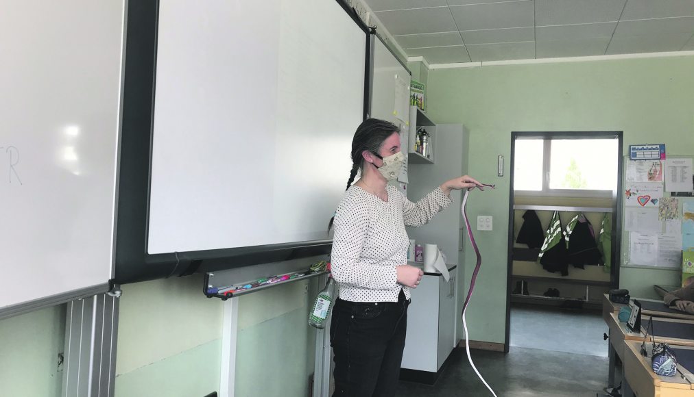 Chaque personne intervenant en ECR, comme Gwendoline Noël-Reguin, ici en train de raconter l’histoire de Théodule, suit une formation pédagogique de base de trois ans et une formation théologique assurée par son Eglise. / ©Camille Andres