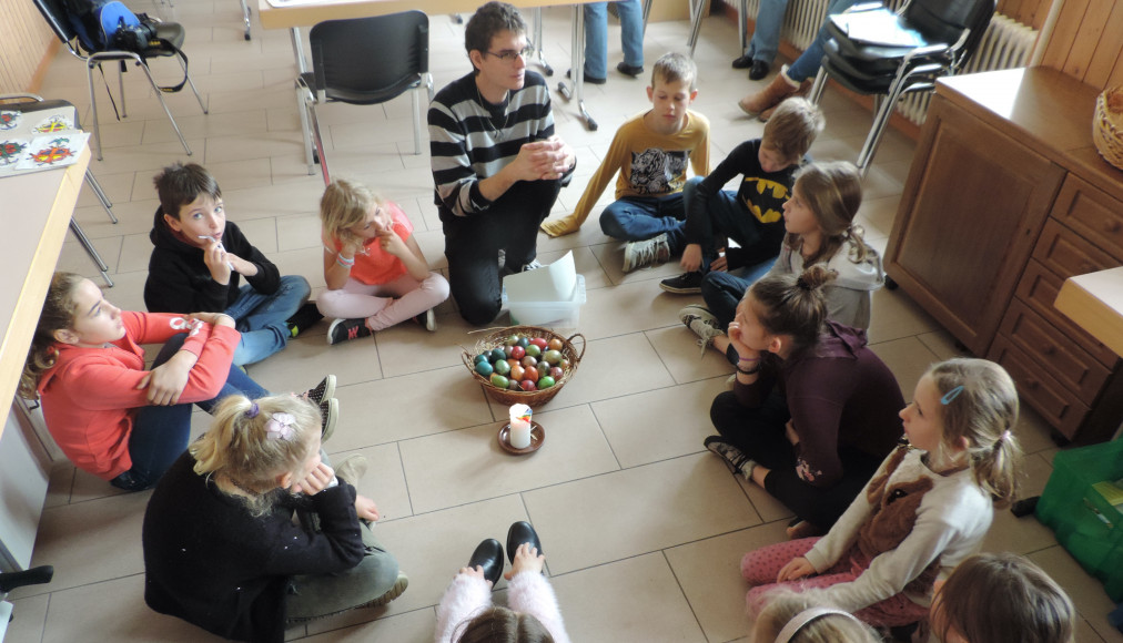 Laurent Lasserre avec des enfants. / ©DR