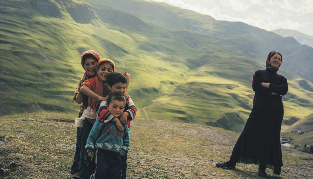 Mariyam, Hamida, Samir et Izzet jouent près de leur mère, Vulalya, dans les collines entourant le village. De la série Khinaliq Village, 2008. / ©Rena Effendi / Exposition Human.Kind. au Musée international de la Croix-Rouge et du Croissant-Rouge, Genève.