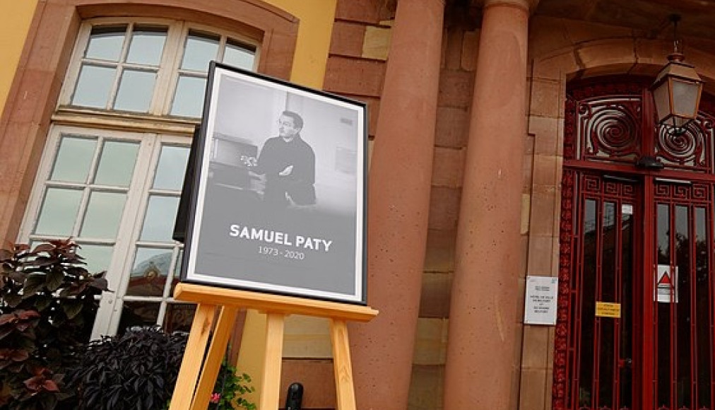 Cérémonie d&#039;hommage au professeur Samuel Paty, le 21 octobre 2020, devant l&#039;Hôtel de Ville de Belfort. / ©Thomas Bresson, CC BY 4.0 Wikimedia Commons