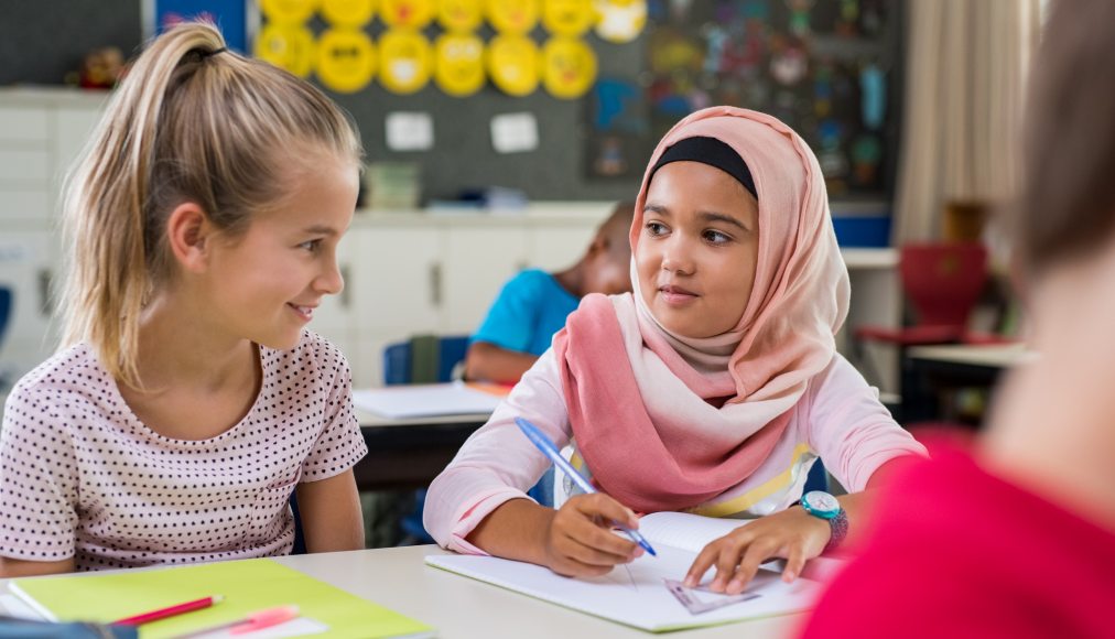 Les questions d’habillement sont l’une des «interférences du religieux avec l’école» / ©iStock / Ridofranz