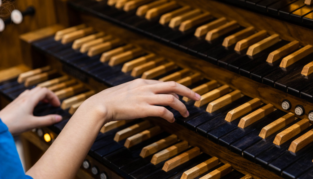 L&#039;organiste: un instrumentiste de talent qui doit jouer de plusieurs claviers en même temps. / ©iStock