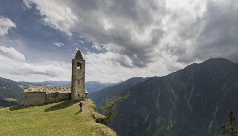 Si le rapport entre État et Églises historiques n’est symboliquement pas menacé par les débats sur la Constituante valaisanne, la question de leur financement et de la reconnaissance d’autres communautés religieuses feront l’objet de la suite des discussions. 