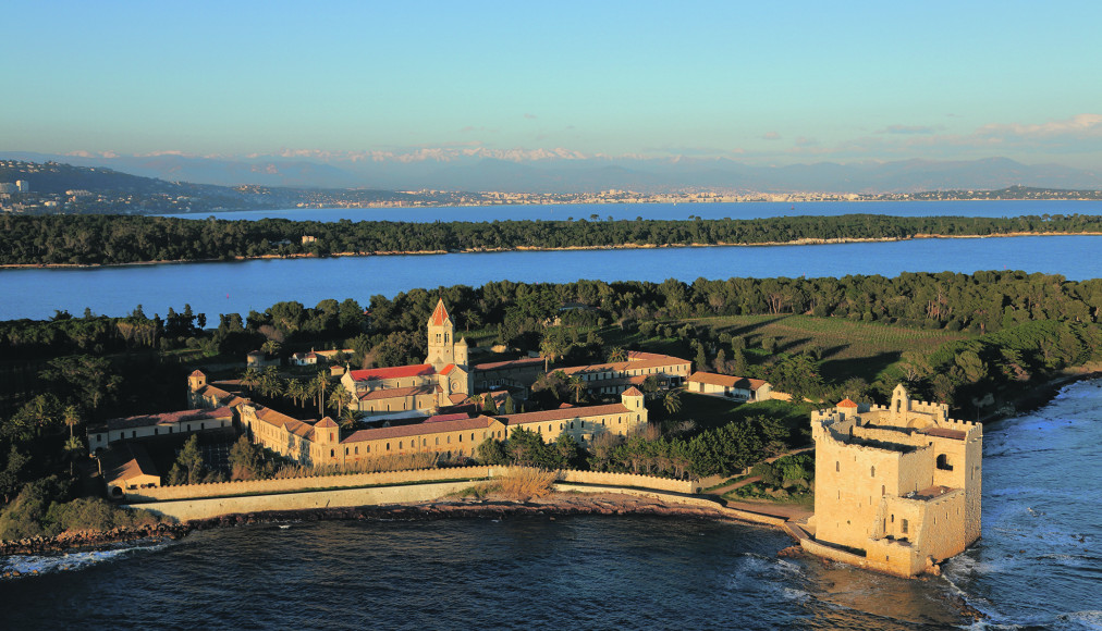 Plus ancien monastère insulaire d’Europe, avec seize siècles de vie monastique, Lérins et son cadre unique réunit un public très divers. / ©DR