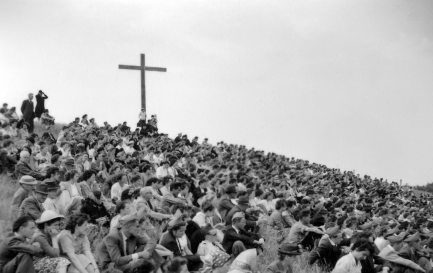 La jeunesse protestante rassemblée sur la colline de Crêt-Bérard en 1950. © Fondation Crêt-Bérard