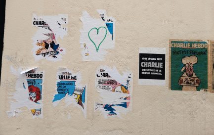 Charlie Hebdo placardé sur un mur après les attentats de janvier 2015 / Flikr / Alf Altendorf