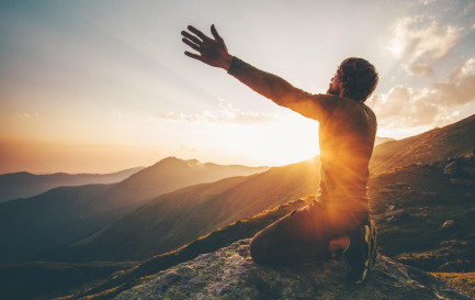 Quand des routards partis au bout du monde reviennent avec la foi dans leur valise. / IStock