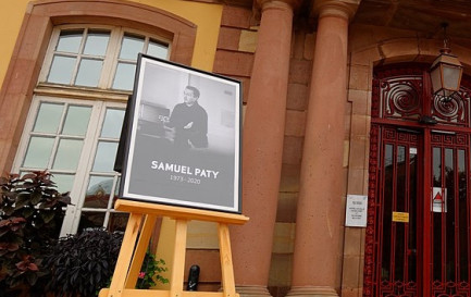 Cérémonie d&#039;hommage au professeur Samuel Paty, le 21 octobre 2020, devant l&#039;Hôtel de Ville de Belfort. / ©Thomas Bresson, CC BY 4.0 Wikimedia Commons