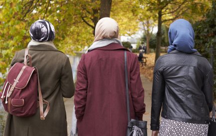 Femmes voilées de dos / IStock