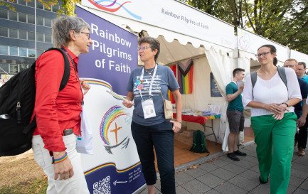 Sur le stand des Pèlerins arc-en-ciel dans la Foi/©Mike DuBose, WCC