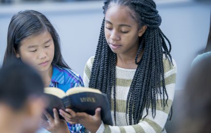 Contrairement au reste de la société, les Églises sont rarement multiethniques. Crédits: Istock-FatCamera / Istock-FatCamera