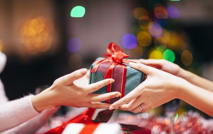 Le cadeau est un fait social. / © iStock/recep-bg