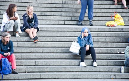 Jeune femme voilée sur les marches de la cathédrale Saint-PIerre à Cologne. / IStock